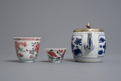 Twee Chinese famille rose koppen en schotels en een blauwwitte theepot, Kangxi/Qianlong