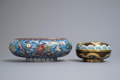Een Chinese cloisonn&eacute; jardini&egrave;re op houten sokkel en een dekseldoos, 19/20e eeuw