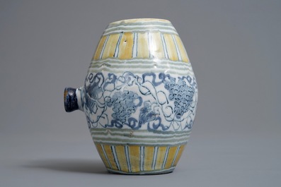 Un flacon en forme de tonneau en fa&iuml;ence de Delft polychrome, 18&egrave;me