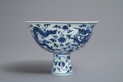 Een Chinese bluawwitte stem cup, Xuande merk, 19/20e eeuw