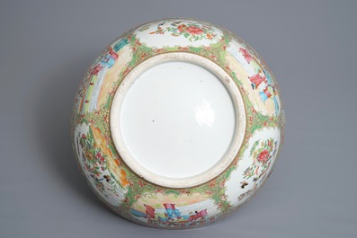 A large Chinese Canton famille rose 'mandarin' bowl, 19th C.