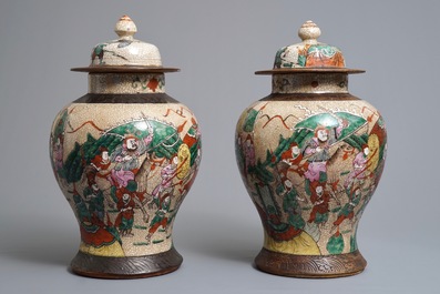 Une paire de vases couverts en porcelaine de Chine famille rose dit 'de Nankin', 19/20&egrave;me