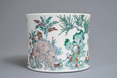 Un pot &agrave; pinceaux en porcelaine de Chine doucai &agrave; d&eacute;cor d'un &eacute;l&eacute;phant, 19/20&egrave;m