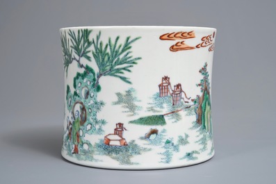 Un pot &agrave; pinceaux en porcelaine de Chine doucai &agrave; d&eacute;cor d'un &eacute;l&eacute;phant, 19/20&egrave;m