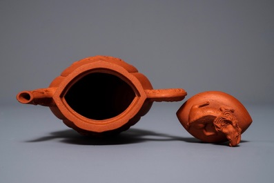 Une verseuse &agrave; vin en gr&egrave;s de Yixing &agrave; d&eacute;cor en relief, Kangxi