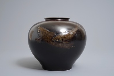 Een Japanse bronzen bolvaas met koi in reli&euml;f, gesigneerd, Meiji/Taisho, 1e helft 20e eeuw