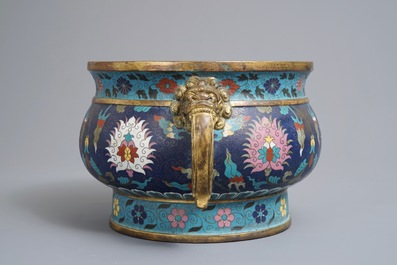Een grote Chinese cloisonn&eacute; wierookbrander met lotusslingers, Ming/Qing