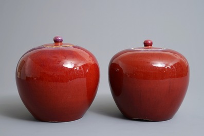 Une paire de pots couverts en porcelaine de Chine sang de boeuf, 19&egrave;me