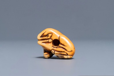 Un netsuke en forme d'un cheval couch&eacute; en ivoire sculpt&eacute;, Japon, Edo, 18/19&egrave;me