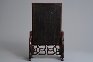 Un &eacute;cran de table en bois et porcelaine de Chine famille rose, 19/20&egrave;me
