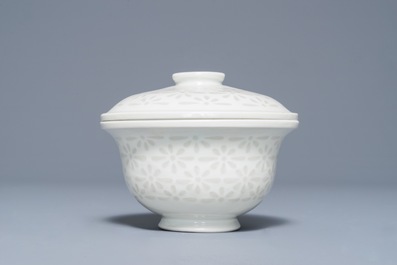 A Chinese Dehua blanc de Chine 'rice grain' bowl and cover, 18/19th C.