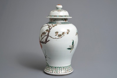 Un vase couvert en porcelaine de Chine famille verte, 19&egrave;me