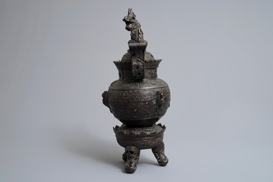 Een grote Chinese bronzen wierookbrander op drie poten, 19/20e eeuw