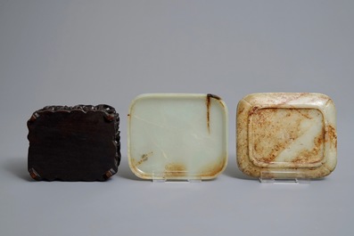 Une bo&icirc;te couverte en jade c&eacute;ladon et roux sur socle en bois, Chine, Ming/Qing