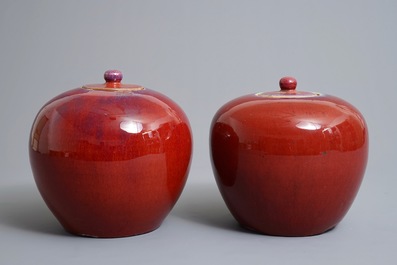 Une paire de pots couverts en porcelaine de Chine sang de boeuf, 19&egrave;me