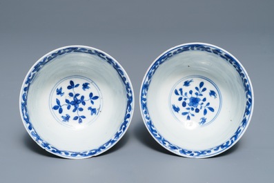 Een paar Chinese blauwwitte koppen en schotels voor de Franse markt, Kangxi