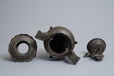 Een grote Chinese bronzen wierookbrander op drie poten, 19/20e eeuw