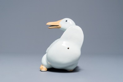 Een Chinees blanc de Chine model van een gans, reli&euml;fmerk, Republiek, 20e eeuw
