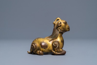 Een Chinees verguld bronzen scrollgewicht in de vorm van een ram, 19/20e eeuw