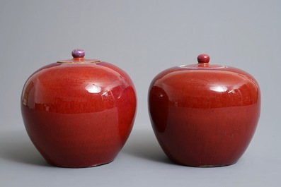 Une paire de pots couverts en porcelaine de Chine sang de boeuf, 19&egrave;me
