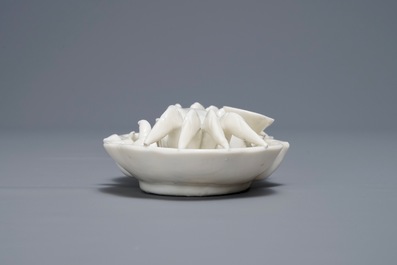 Een Chinese Dehua blanc de Chine waterdruppelaar in de vorm van een krab, Kangxi
