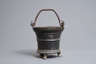 Un seau &agrave; eau b&eacute;nite en bronze, Pays-Bas du Sud, 16&egrave;me