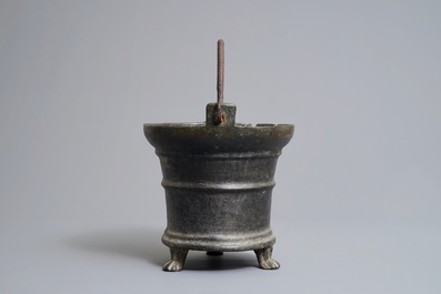 Un seau &agrave; eau b&eacute;nite en bronze, Pays-Bas du Sud, 16&egrave;me
