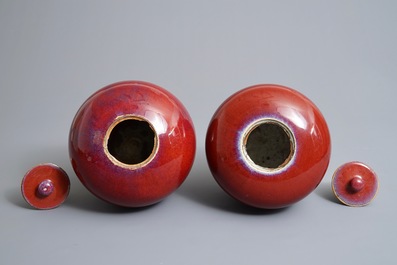 Une paire de pots couverts en porcelaine de Chine sang de boeuf, 19&egrave;me