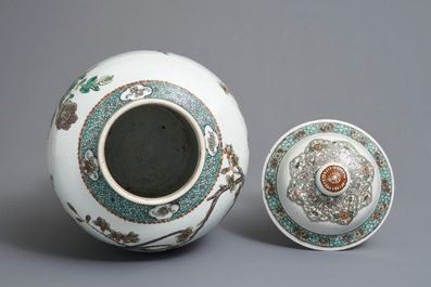 Un vase couvert en porcelaine de Chine famille verte, 19&egrave;me