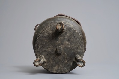 Un seau &agrave; eau b&eacute;nite en bronze, Pays-Bas du Sud, 16&egrave;me