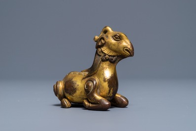 Een Chinees verguld bronzen scrollgewicht in de vorm van een ram, 19/20e eeuw