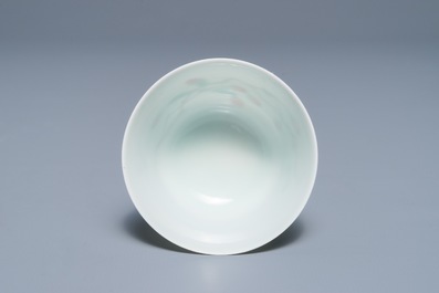 A Chinese famille verte cup with goji branches, Kangxi mark, 19/20th C.
