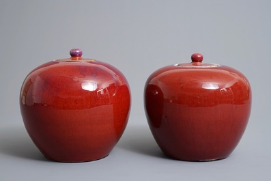 Une paire de pots couverts en porcelaine de Chine sang de boeuf, 19&egrave;me