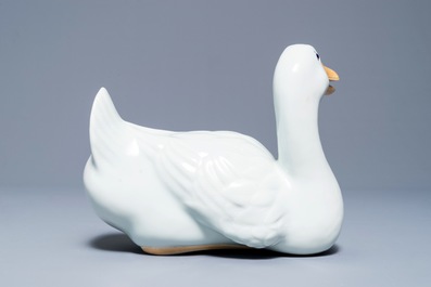 Een Chinees blanc de Chine model van een gans, reli&euml;fmerk, Republiek, 20e eeuw