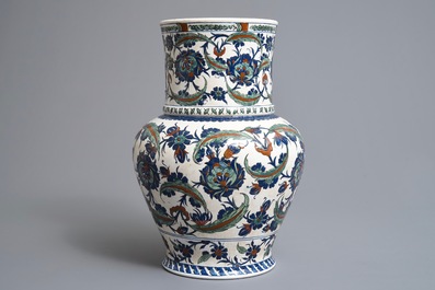 Een Iznik-stijl vaas met floraal decor, Samson, Parijs, 19e eeuw