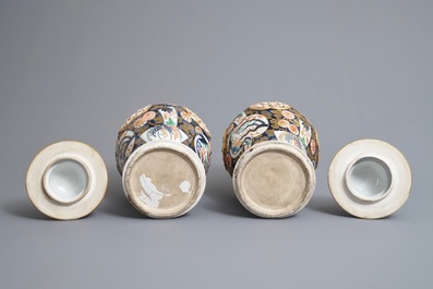 Une paire de vases ajour&eacute;s &agrave; double parois de style Imari, Samson, Paris, 19&egrave;me