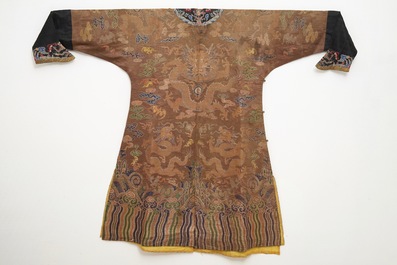Une robe &agrave; d&eacute;cor de huit dragons sur fond brun en soie brod&eacute;e, Chine, Qianlong