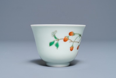 A Chinese famille verte cup with goji branches, Kangxi mark, 19/20th C.