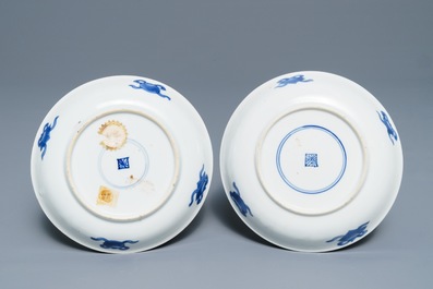 Een paar Chinese blauwwitte koppen en schotels voor de Franse markt, Kangxi