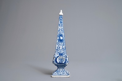 Un grand ob&eacute;lisque en fa&iuml;ence de Delft bleu et blanc, 1er quart du 18&egrave;me