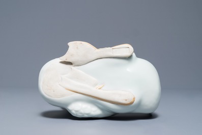 Een Chinees blanc de Chine model van een gans, reli&euml;fmerk, Republiek, 20e eeuw