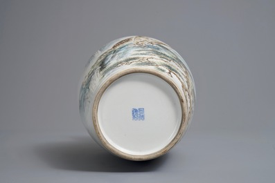 Un vase en porcelaine de Chine &agrave; d&eacute;cor d'un tigre, marque de Qianlong, 20&egrave;me