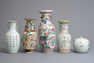 Vier Chinese famille rose vazen en een dekselpot, 19/20e eeuw