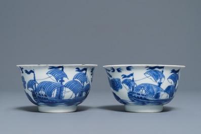Een paar Chinese blauwwitte koppen en schotels voor de Franse markt, Kangxi