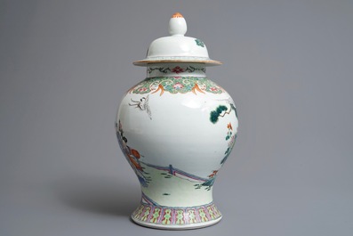 Un vase couvert en porcelaine de Chine famille rose, 19&egrave;me