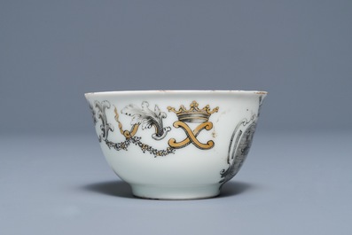 Une tasse et soucoupe armori&eacute; en porcelaine de Chine grisaille et dor&eacute;, Qianlong