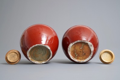 Une paire de pots couverts en porcelaine de Chine sang de boeuf, 19&egrave;me