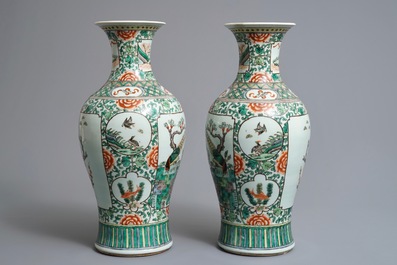 Une paire de vases en porcelaine de Chine famille verte, 19/20&egrave;me