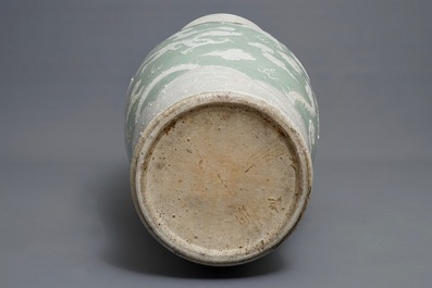 Een kapitale Chinese celadon drakenvaas, 19e eeuw