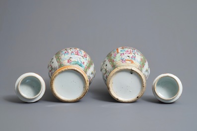 Twee paar Chinese Canton famille rose dekselvazen, 19e eeuw